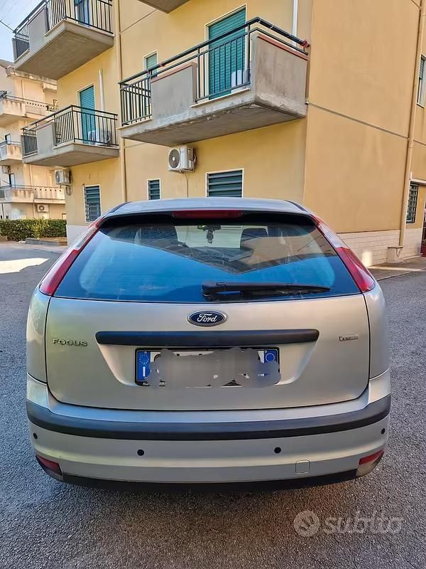 Usata Ford Focus 90 CV (66 kW) 2006 Grigio Utilitaria