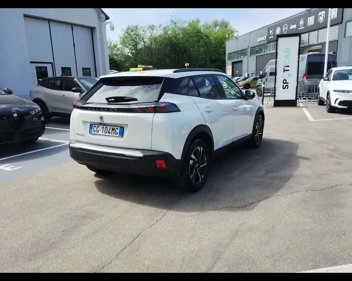 Begagnad Peugeot e-2008 Allure 56 kW (77 HK) 2021 Vit SUV