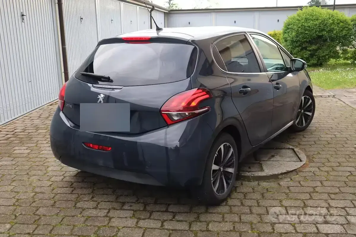 Usata Peugeot 208 Signature Sky 83 CV (61 kW) 2019 Grigio Utilitaria