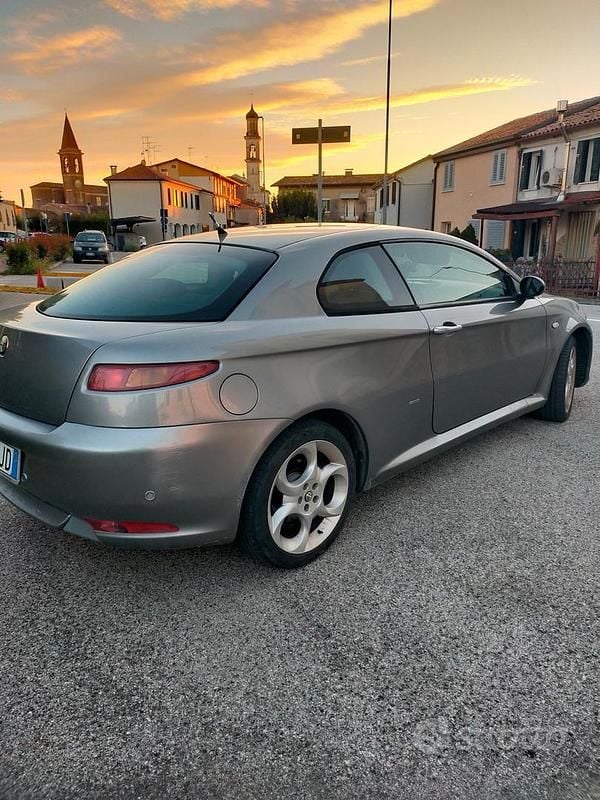 Usata Alfa Romeo GT Distinctive 150 CV (110 kW) 2006 Grigio Coupé