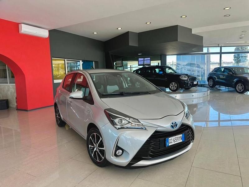 Usata Toyota Yaris Hybrid Lounge 92 CV (67 kW) 2020 Argento Utilitaria