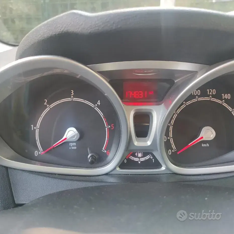 Usata Ford Fiesta Titanium 90 CV (66 kW) 2011 Bianco Berlina