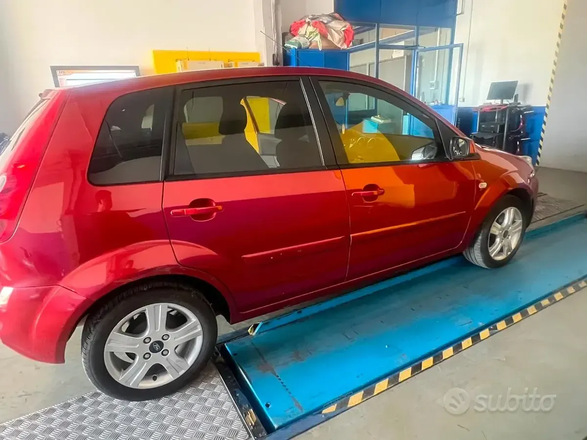 Usata Ford Fiesta 68 CV (50 kW) 2008 Rosso Utilitaria