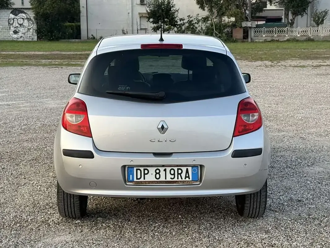 Usata Renault Clio II LE 86 CV (63 kW) 2008 Grigio Berlina