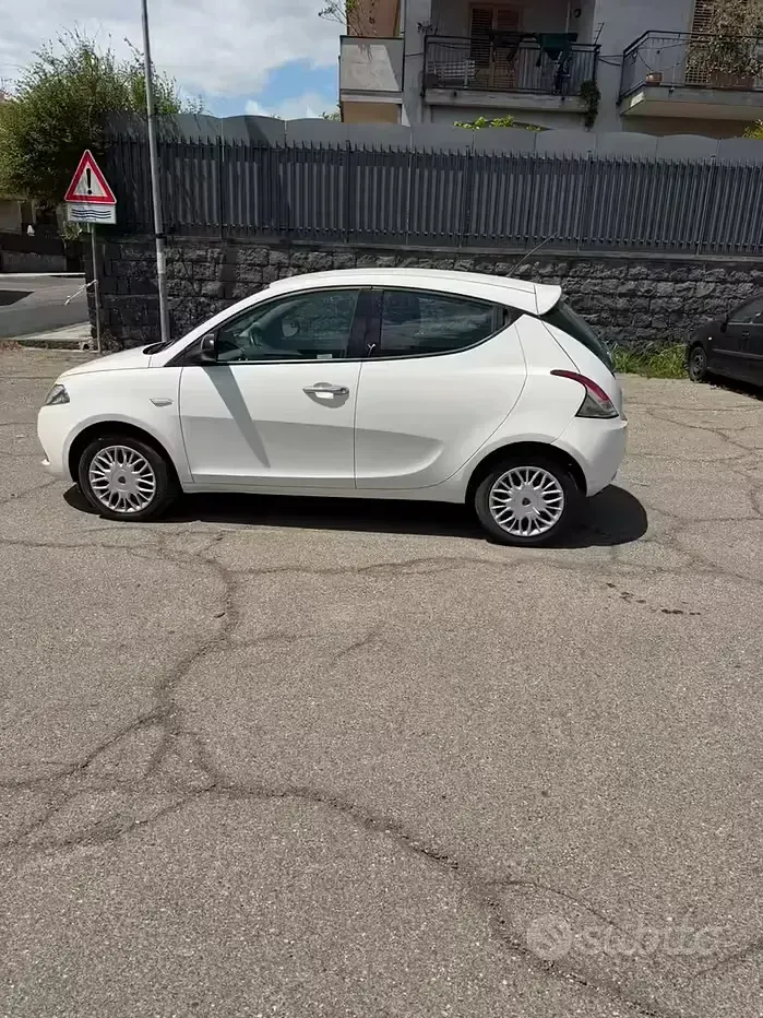Usata Lancia Ypsilon 69 CV (50 kW) 2018 Bianco Utilitaria