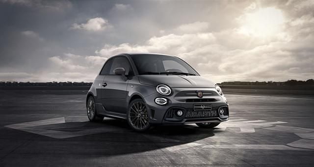 Grigio Usata 2023 Abarth 695 Due volumi | 26.990 € (Cara) - Immagine 1/4