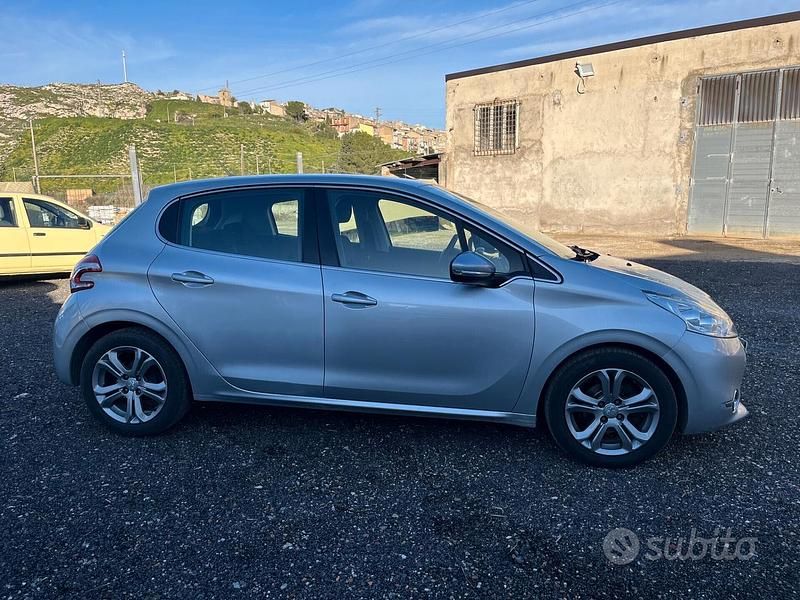 Usata Peugeot 208 Allure 82 CV (60 kW) 2014 Grigio Utilitaria