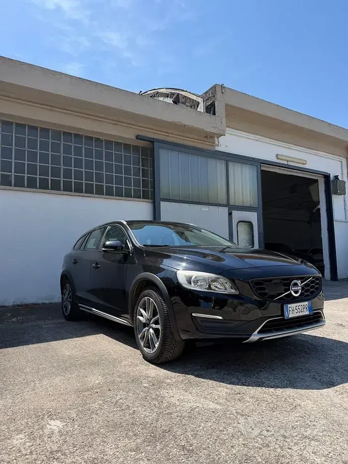 Usata Volvo V60 CC Pro 150 CV (110 kW) 2017 Nero Station wagon
