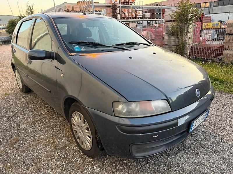 Usata Fiat Punto 80 CV (58 kW) 2002 Grigio Berlina