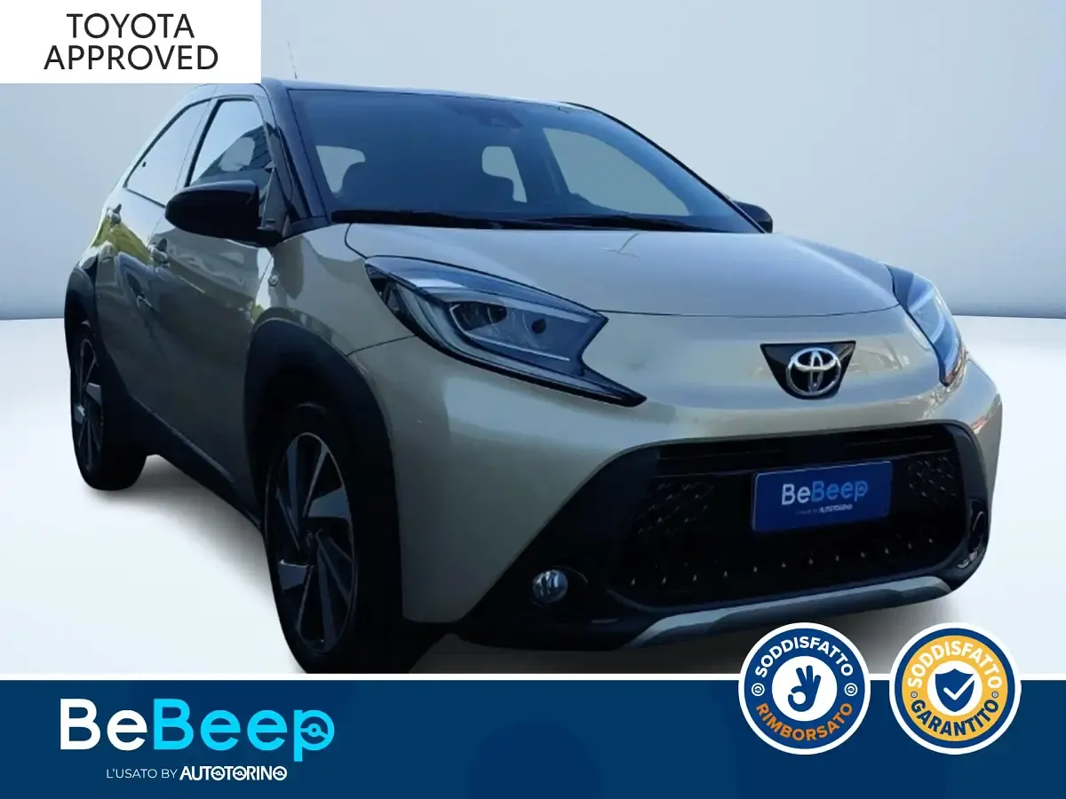 Usata Toyota Aygo X Lounge 72 CV (52 kW) 2022 Oro metallizzato SUV