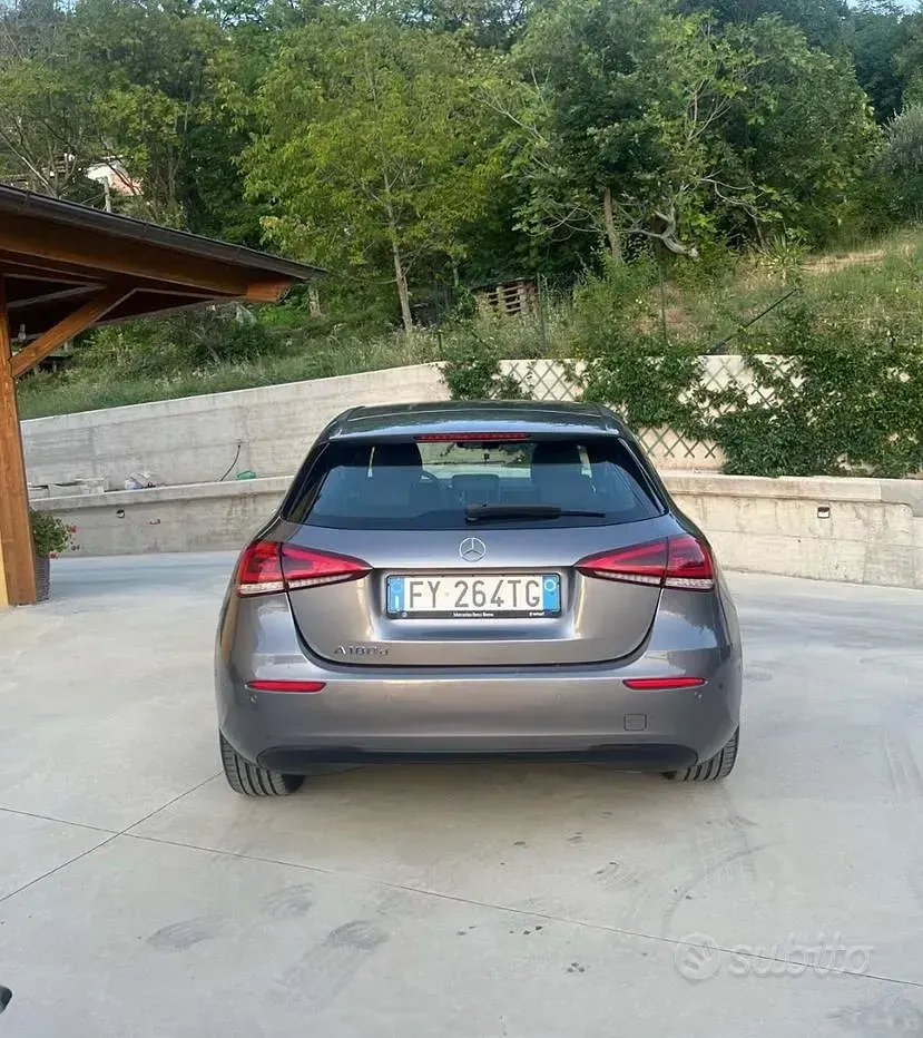 Usata Mercedes 180 116 CV (85 kW) 2019 Grigio Berlina