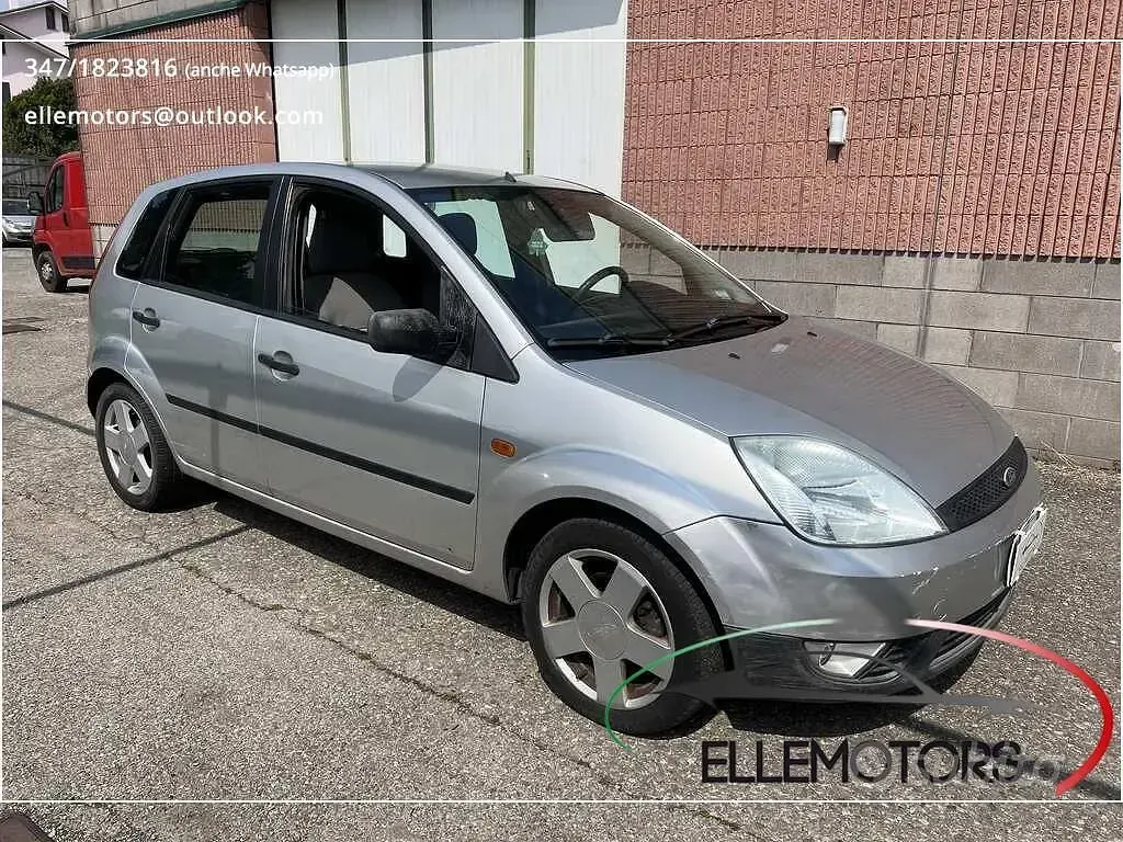 Occasion Ford Fiesta Ghia 68 ch (50 kW) 2003 Argent Citadine