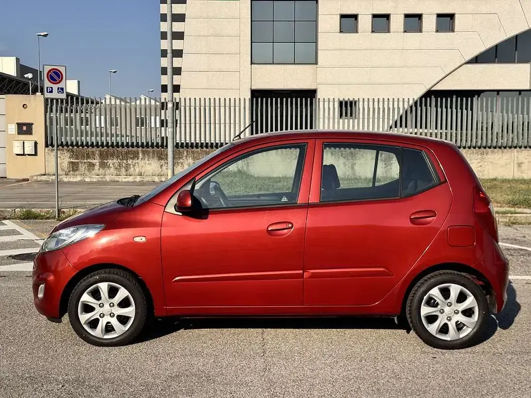 Usata Hyundai i10 Edition 86 CV (63 kW) 2012 Rosso Utilitaria