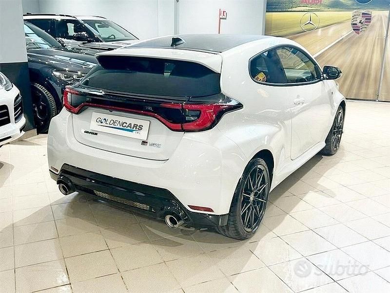 Usata Toyota Yaris 280 CV (205 kW) 2024 Bianco Utilitaria