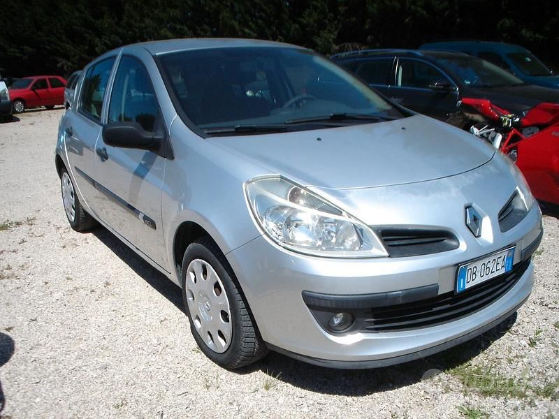 Usata Renault Clio II 85 CV (62 kW) 2006 Grigio Berlina