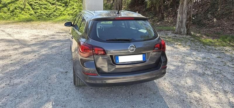 Usata Opel Astra 110 CV (80 kW) 2011 Grigio Station wagon