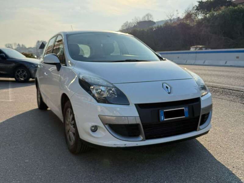 Bianco Usata 2011 Renault Scénic III Luxe Monovolume | 3100 € (Super prezzo) - Immagine 1/4