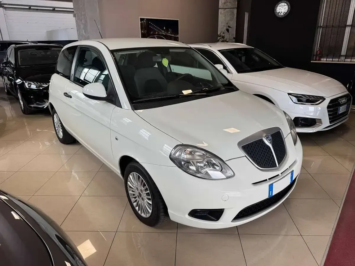 Usata Lancia Ypsilon 60 CV (44 kW) 2010 Bianco Utilitaria