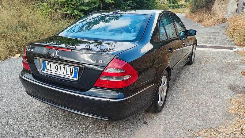 Usata Mercedes E220 150 CV (110 kW) 2003 Nero Berlina