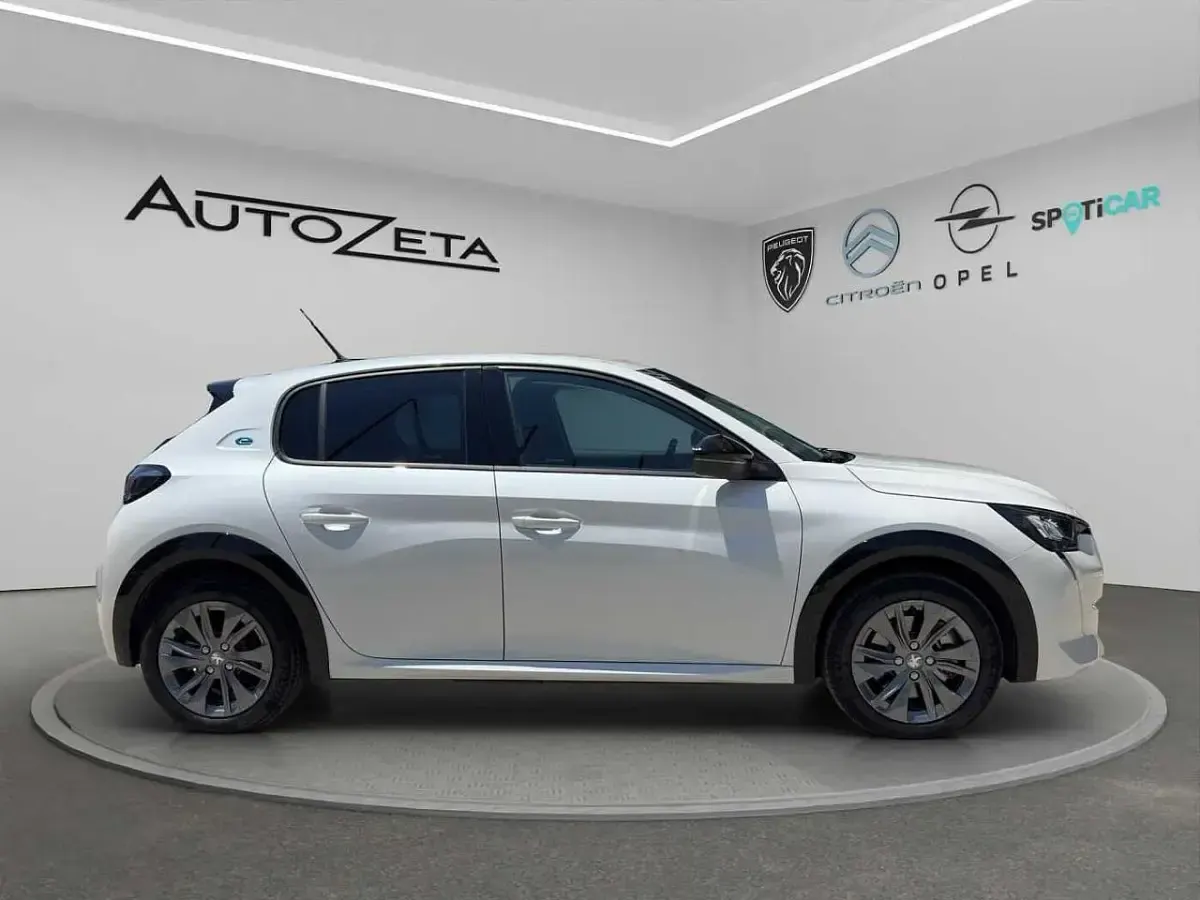 Usata Peugeot e-208 Allure 56 kW (77 CV) 2022 Bianco Utilitaria