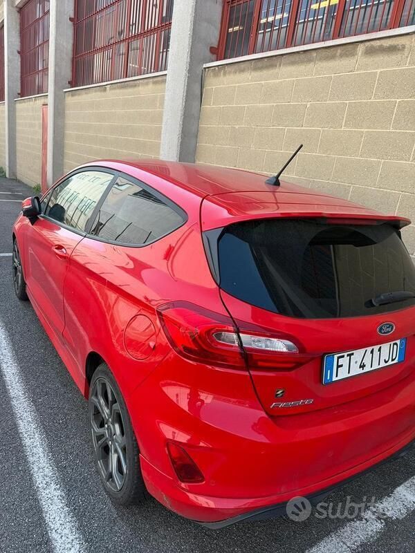 Rosso Usata 2018 Ford Fiesta ST-Line Due volumi | 9500 € (Buon prezzo) - Immagine 1/4