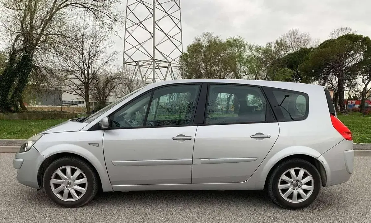 Usata Renault Grand Scénic II 111 CV (81 kW) 2009 Argento Monovolume