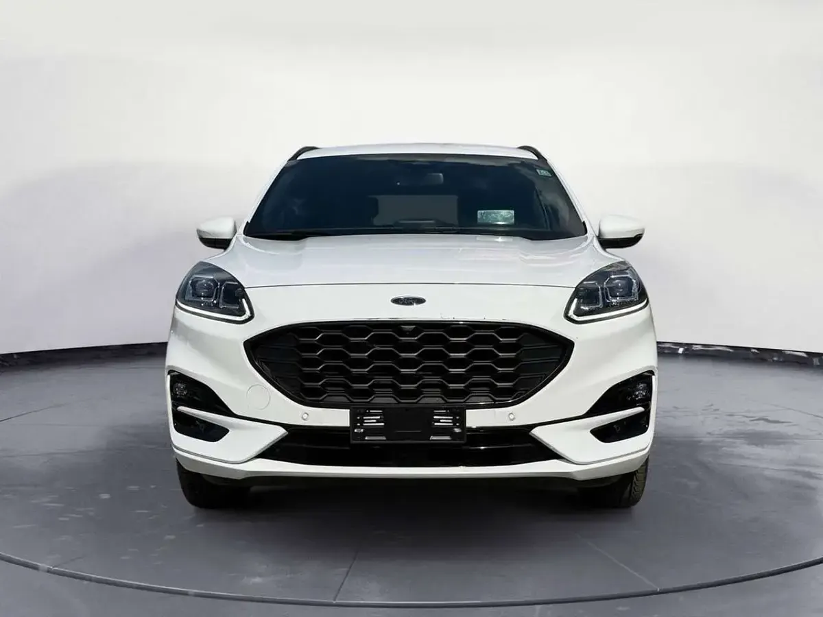 Usata Ford Kuga ST-Line 224 CV (164 kW) 2023 Frozen white SUV