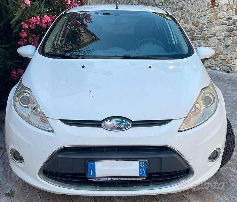 Usata Ford Fiesta Titanium 92 CV (67 kW) 2010 Bianco Berlina