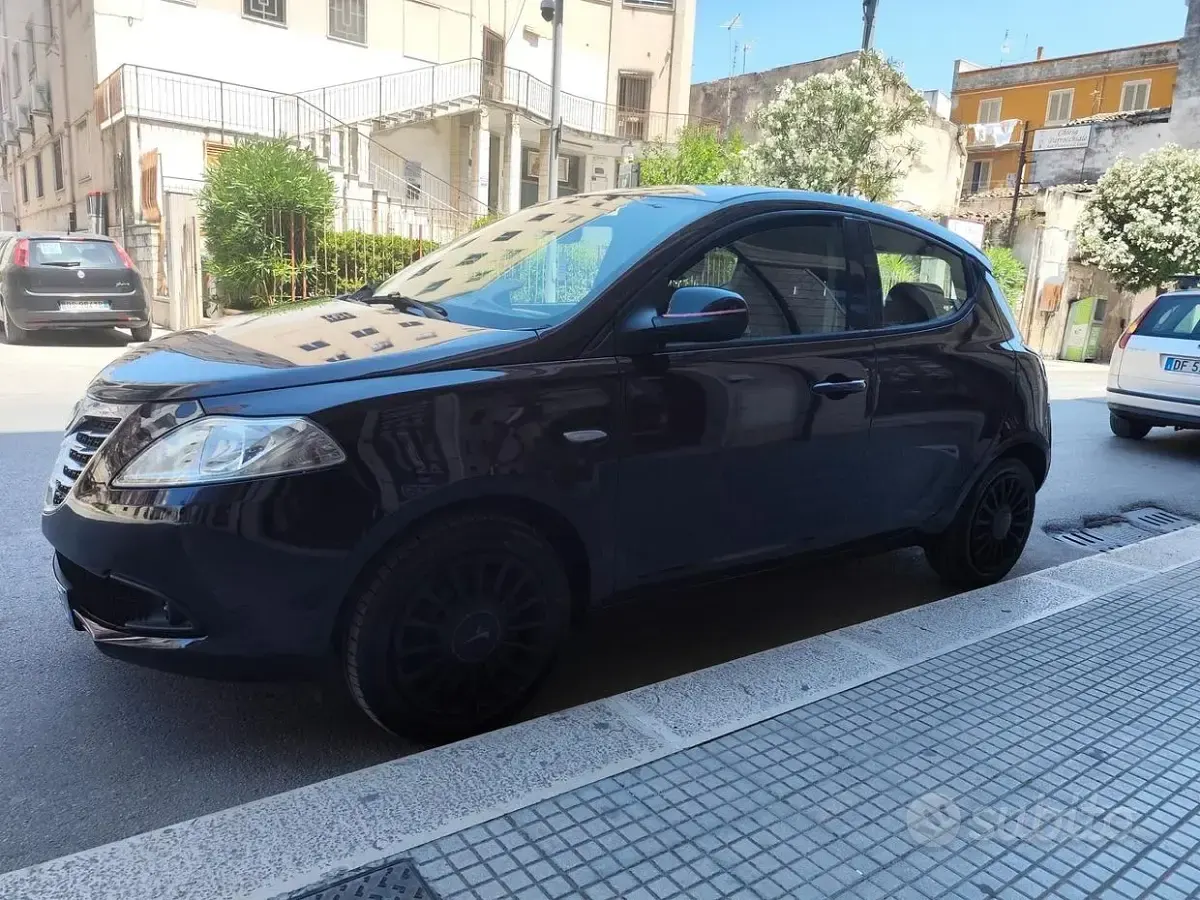 Usata Lancia Ypsilon 69 CV (50 kW) 2013 Nero Utilitaria