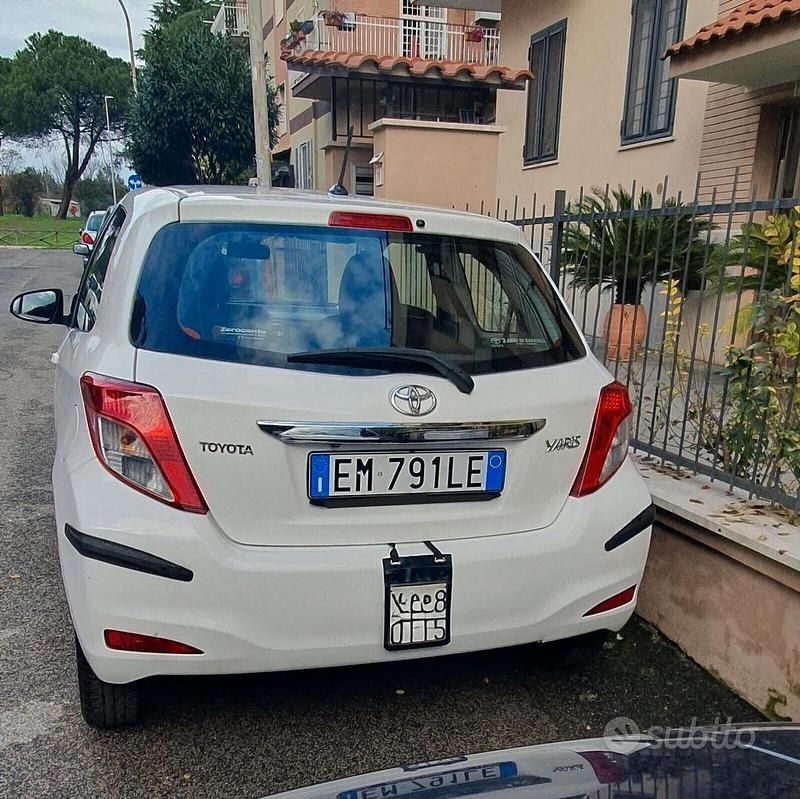 Usata Toyota Yaris Lounge 70 CV (51 kW) 2013 Bianco Berlina