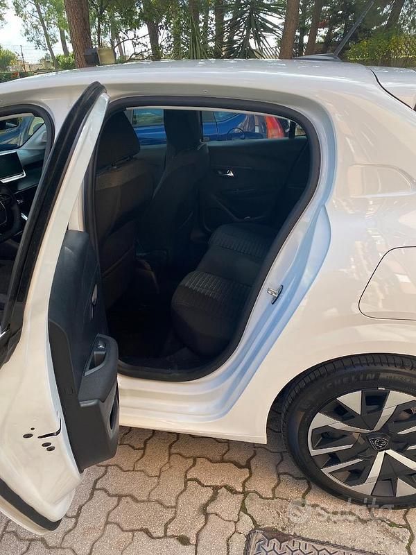 Usata Peugeot 208 101 CV (74 kW) 2024 Bianco Utilitaria