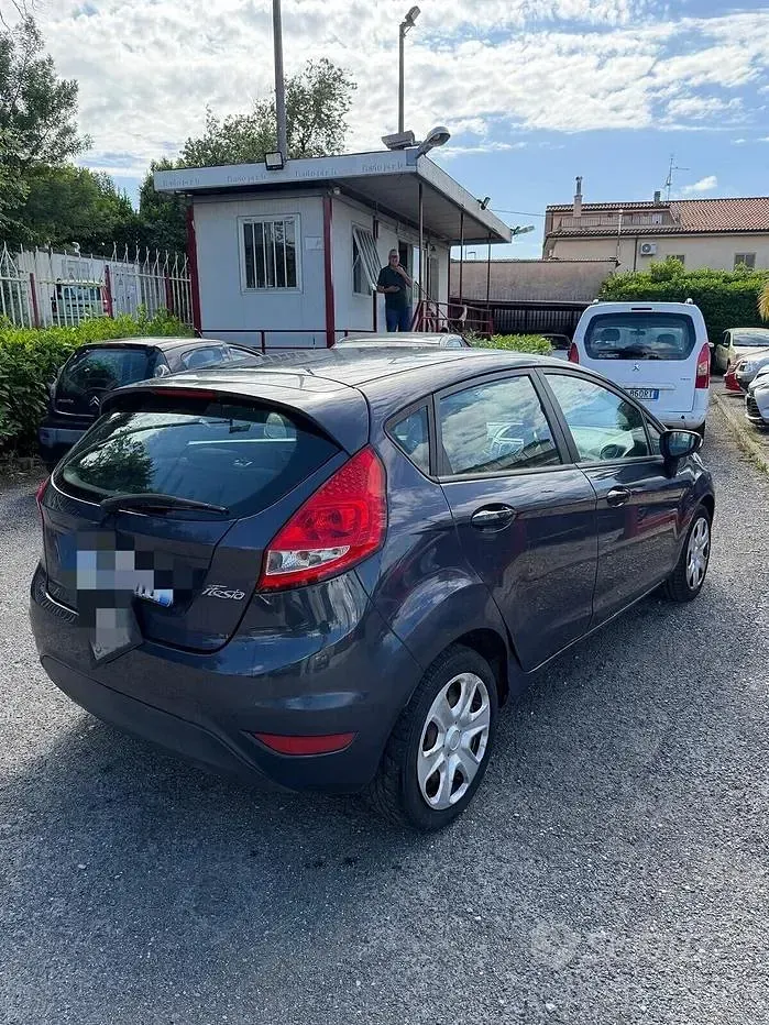Usata Ford Fiesta 60 CV (44 kW) 2012 Grigio Berlina