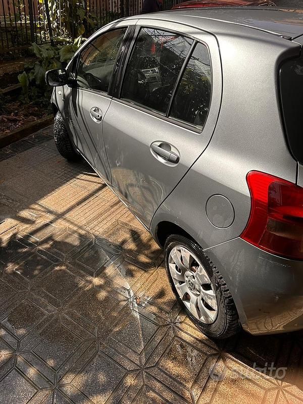 Usata Toyota Yaris Sol 75 CV (55 kW) 2008 Grigio Utilitaria