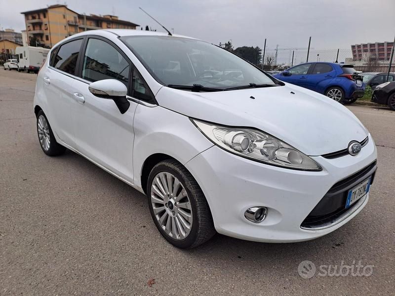 Usata Ford Fiesta 59 CV (43 kW) 2010 Bianco Utilitaria