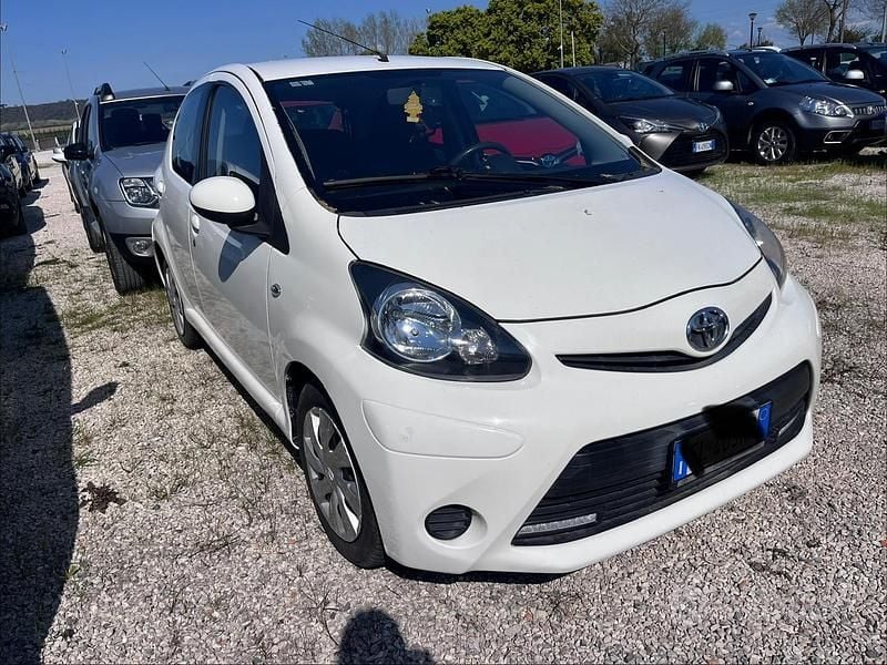 Usata Toyota Aygo Lounge 68 CV (50 kW) 2012 Bianco Utilitaria