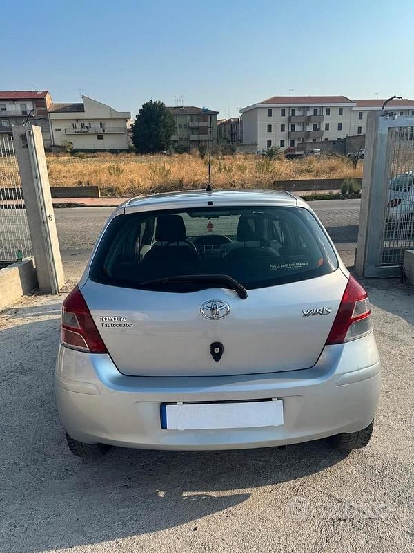 Usata Toyota Yaris Sol 90 CV (66 kW) 2010 Argento Berlina