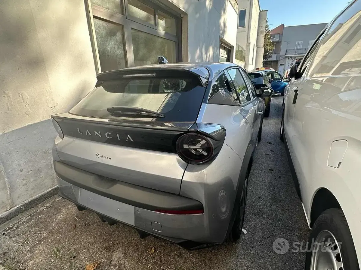 Nuova Lancia Ypsilon 101 CV (74 kW) 2026 Grigio Utilitaria