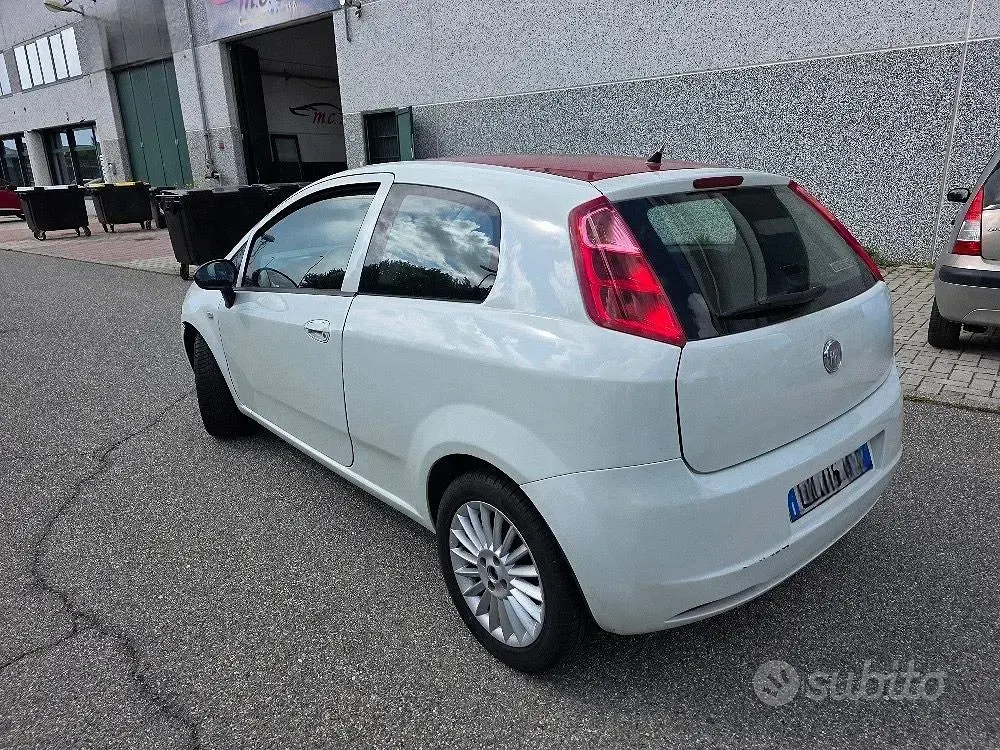 Usado Fiat Grande Punto 77 HP (56 kW) 2011 Branco Citadino