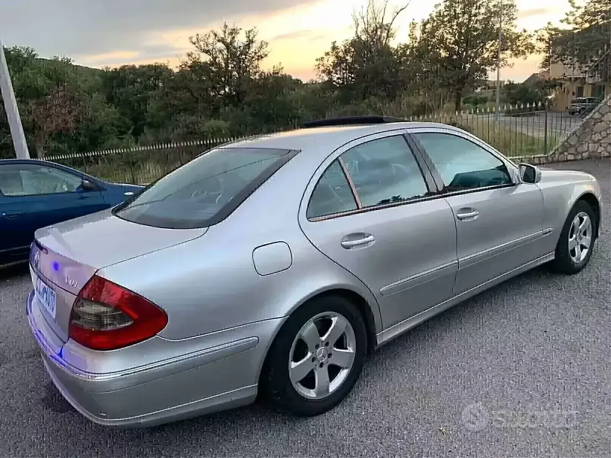 Usata Mercedes E270 177 CV (130 kW) 2003 Grigio Berlina