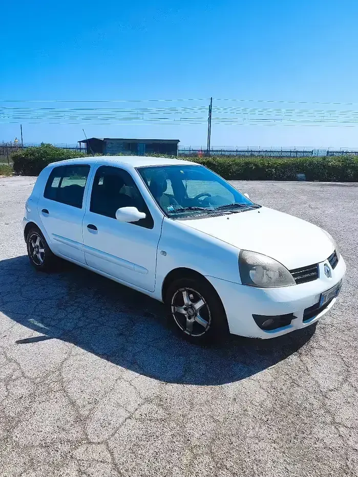 Usata Renault Clio II 58 CV (42 kW) 2007 Bianco Berlina