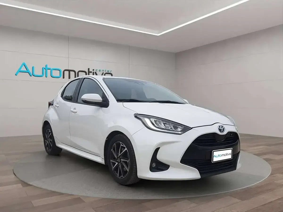 Usata Toyota Yaris Hybrid Trend 92 CV (67 kW) 2021 Bianco Berlina