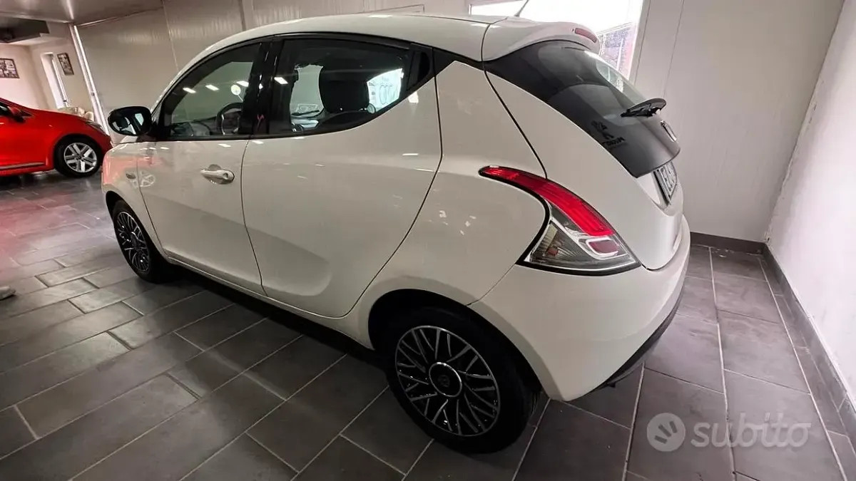 Usata Lancia Ypsilon 69 CV (50 kW) 2015 Bianco Utilitaria
