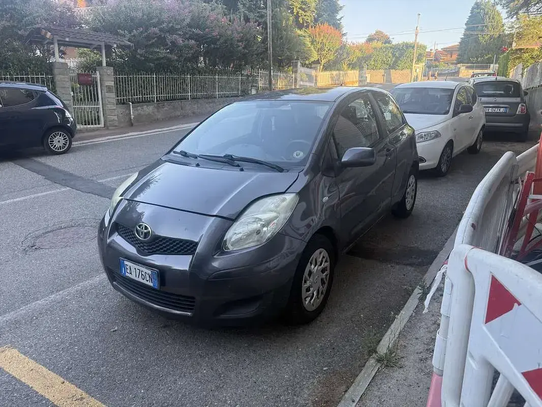 Usata Toyota Yaris 69 CV (50 kW) 2010 Grigio Utilitaria