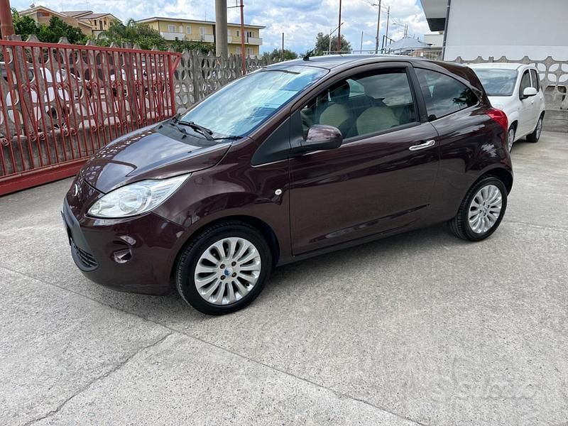 Viola Usata 2013 Ford Ka Plus Titanium Due volumi | 3990 € (Ottimo prezzo) - Immagine 1/4