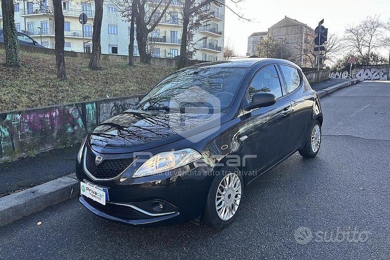 Usado Lancia Ypsilon S 95 HP (69 kW) 2017 Preto Citadino