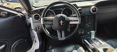 Usata Ford Mustang 387 CV (284 kW) 2006 Bianco Cabrio