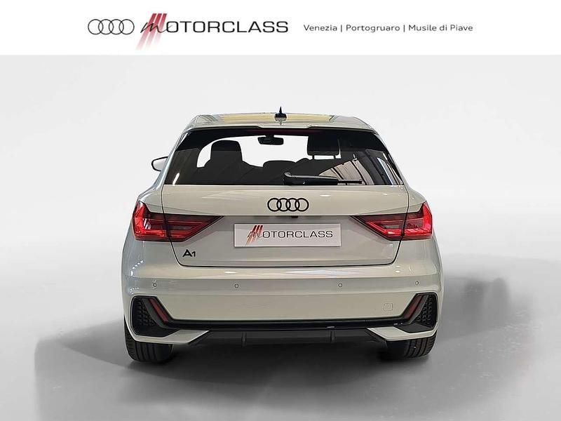 Nuova Audi A1 Sportback S-Line 116 CV (85 kW) 2025 Bianco ghiacciaio metallizzato Utilitaria