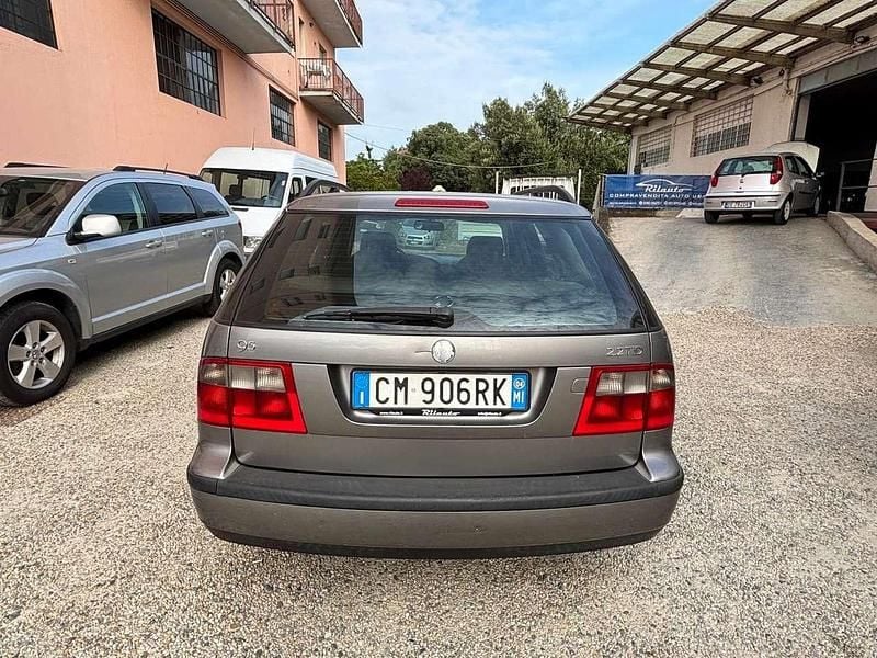 Begagnad Saab 9-5 Vector 120 HK (88 kW) 2004 Silver Kombi