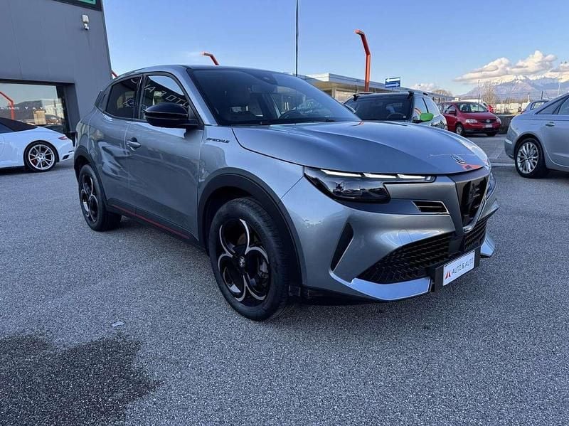 Käytetty Alfa Romeo Junior Edizione Speciale 136 HP (100 kW) 2024 Harmaa Katumaasturi
