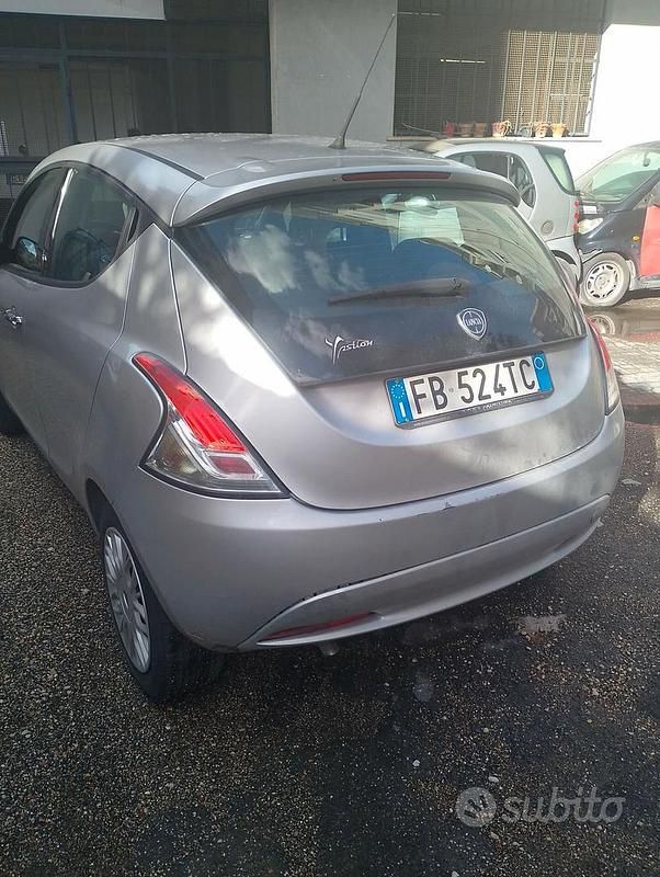 Usata Lancia Ypsilon 69 CV (50 kW) 2015 Grigio Utilitaria